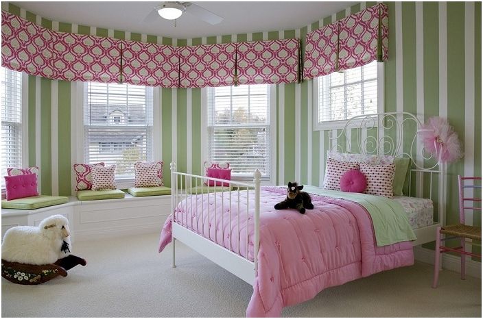 The wonderful color scheme in which the bedroom is decorated adjusts only for positive moments.