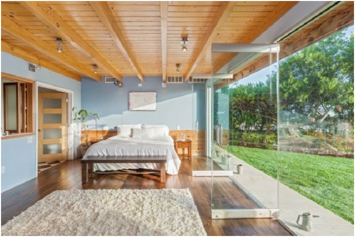 The predominance of white and pink makes the interior of the bedroom really cute and beautiful.