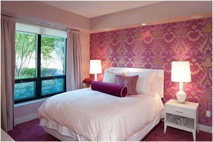 Хубава спалня, в която атмосферата е създадена от тапети с много красив цвят люляк.