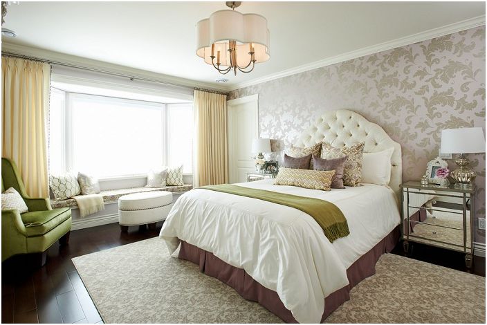 Спалня с крем тапет, който добавя леко докосване до салонната атмосфера.