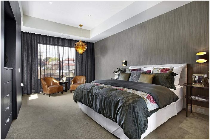 Страхотен интериор на спалнята с тъмно сив тапет, който ще подчертае характеристиките на интериора.