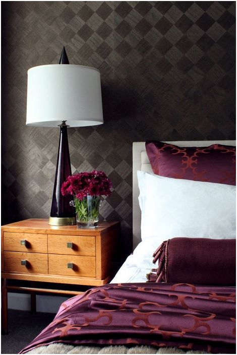 Симпатична спалня с шоколадов диамантен тапет, практично и елегантно решение.