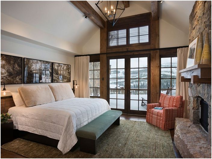 Una camera da letto luminosa con una vista eccellente dalla finestra che decora la stanza.