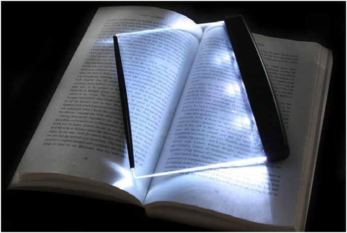 مصباح مضغوط لأولئك الذين يحبون القراءة ليلاً ، والذي سيضيء الصفحات جيدًا ولن يزعج نوم الأشخاص من حولهم.