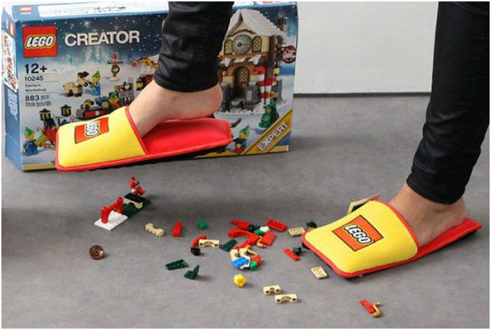 Pantoufles d'intérieur souples de style LEGO.