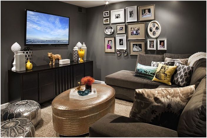 TV-tittarområde i mörka färger från FLO Design Studio