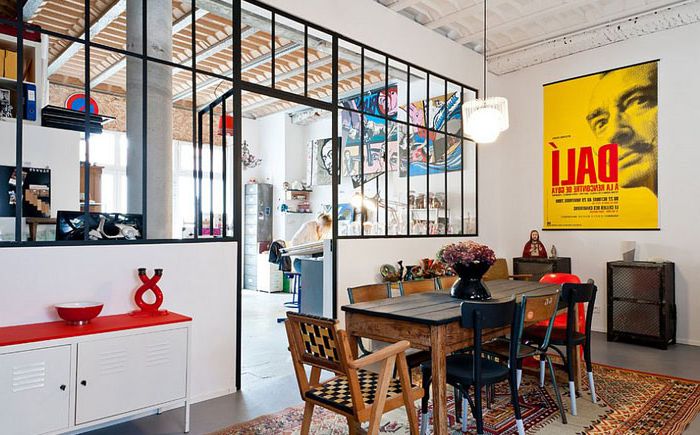 Dining room with bright accents from 161 degrés