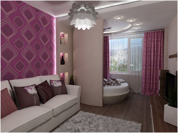 ظهرت غرفة معيشة جميلة بألوان أرجواني بفضل مزيج من لوجيا وغرفة.