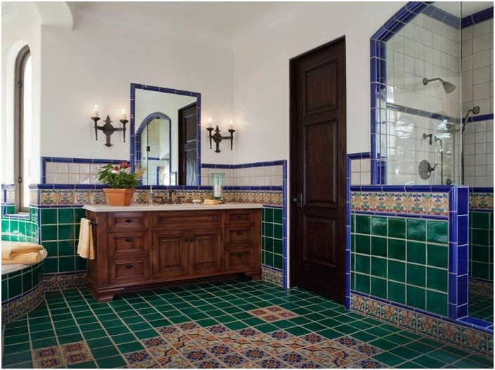Банята е украсена със зелени плочки.