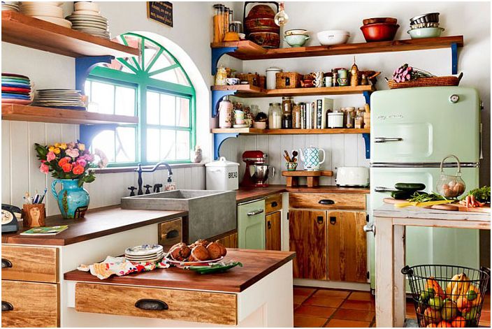Interiér kuchyne s drevenými otvorenými policami