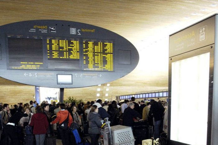 مطار شارل ديغول في باريس - أسوأ مطار في العالم