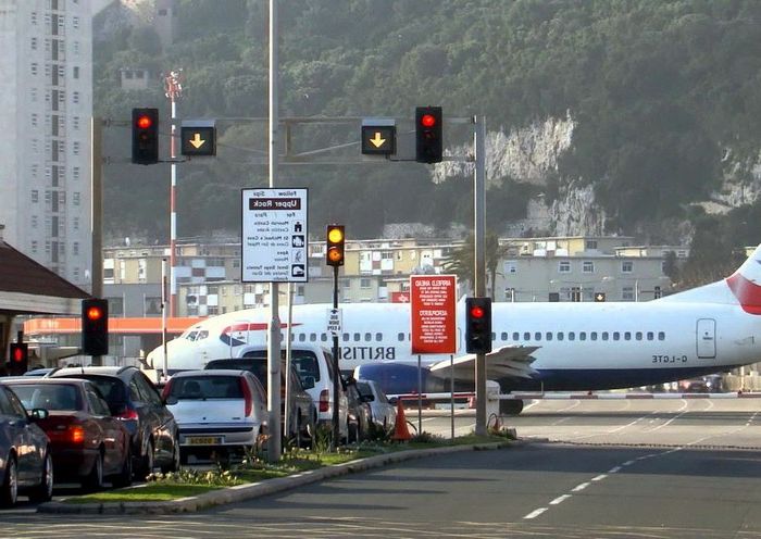مطار في جبل طارق يقطعه شارع المدينة