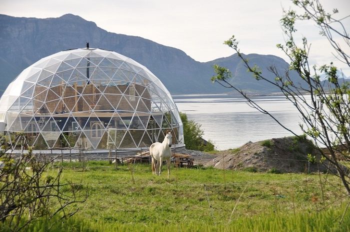 Un edificio residenziale originale sotto forma di una cupola geodetica.