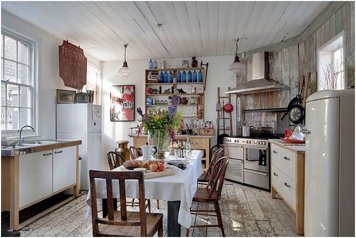 Ošuntělý elegantní interiér kuchyně s malým jídelním koutem