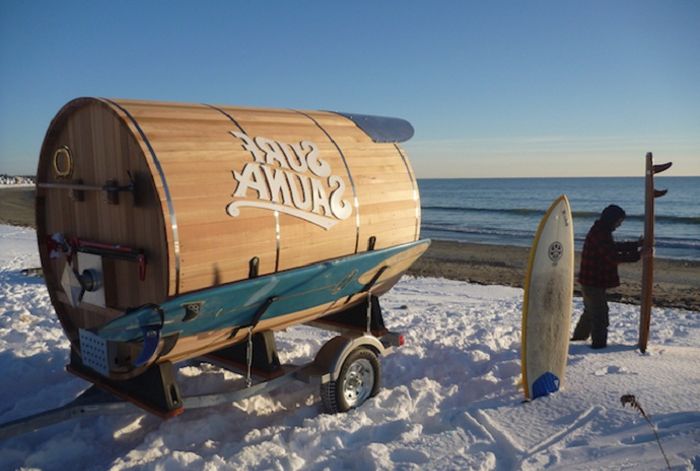 Un sauna mobile pour les surfeurs.