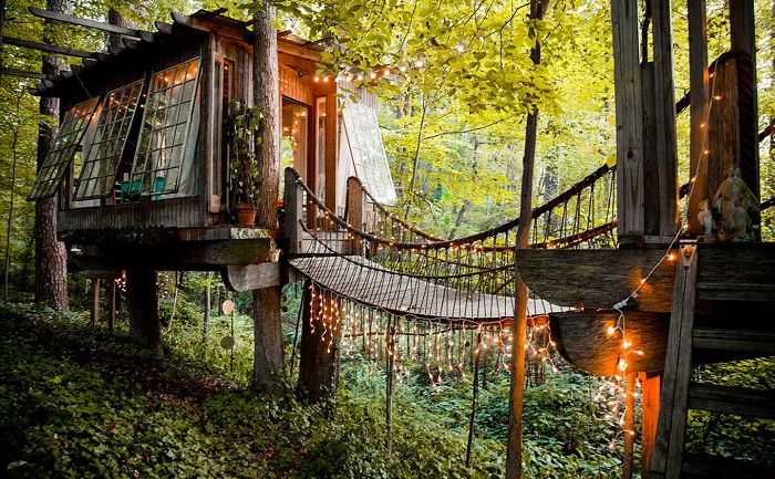 Treehouse umístěný uvnitř městských limitů (Atlanta, USA).