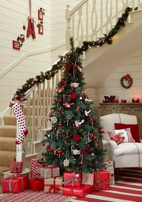 شجرة عيد الميلاد الجميلة مع الهدايا.