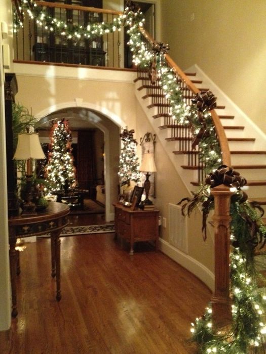 أشجار عيد الميلاد الصغيرة في جميع أنحاء الشقة.