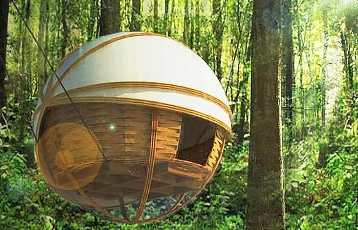 Gömbös ökoház egy gömb alakú ház, amely fák között van felfüggesztve.