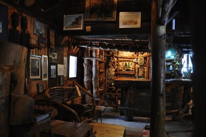 Interieur in het huis van de Bosnische schilder Borislav Jankovic.