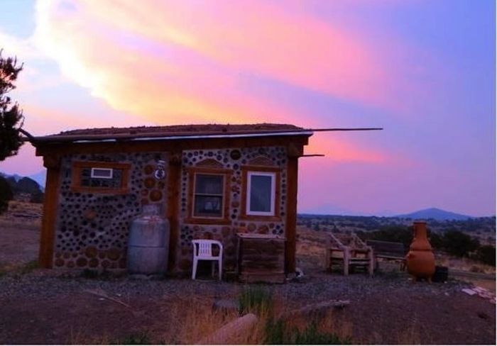 Una casa fatta di bottiglie e vetri colorati.