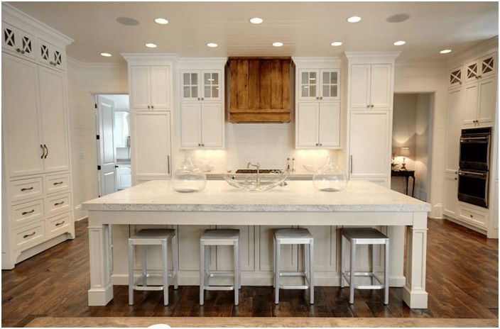 مطبخ داخلي بألوان بيضاء مع لمسات خشبية
