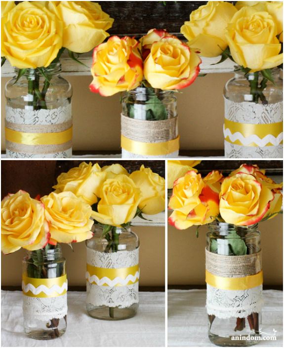Vázy z bežných pohárov zdobené čipkou a stuhami.