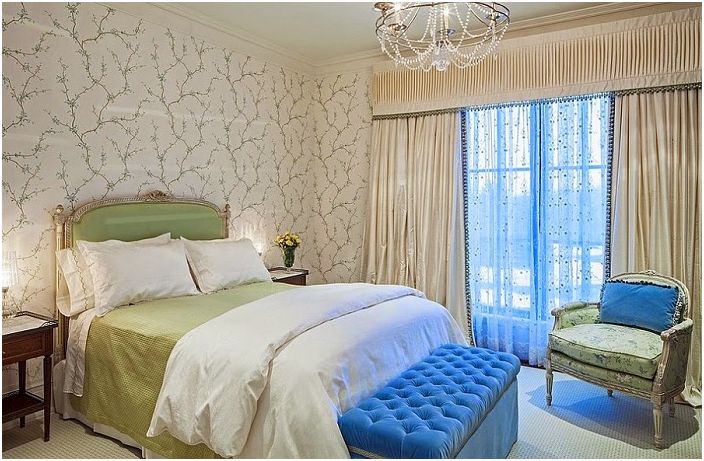 غرفة نوم باللون الأخضر والبيج والأزرق ، مع ستائر مثيرة للاهتمام.