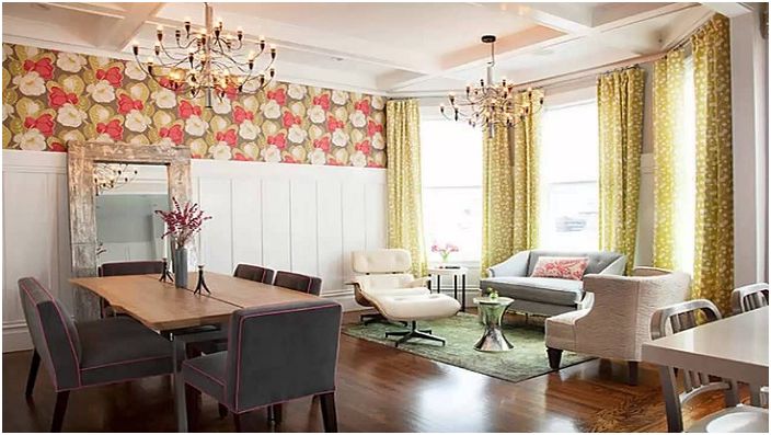 Дневната, предназначена за голям брой гости, е украсена с доста завеси в зелени тонове.