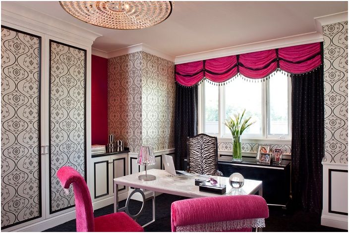 Стаята е декорирана в черни и розови цветове и е украсена със завеси, които допълват интериора.