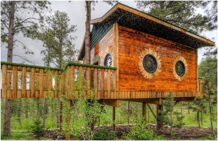 Hobbit Lodge owned by Gordon Mack.