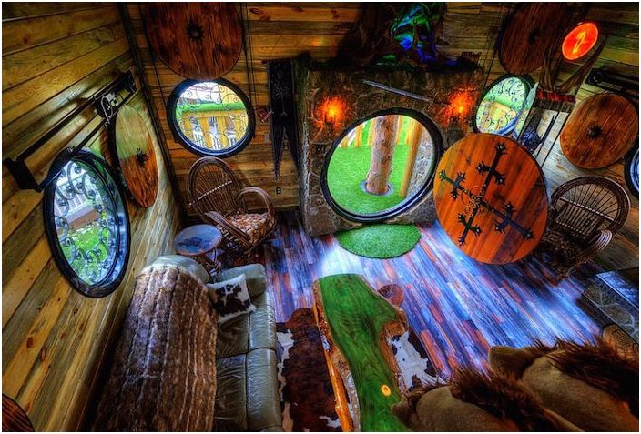 Cabane dans les arbres Hobbit. Intérieur.