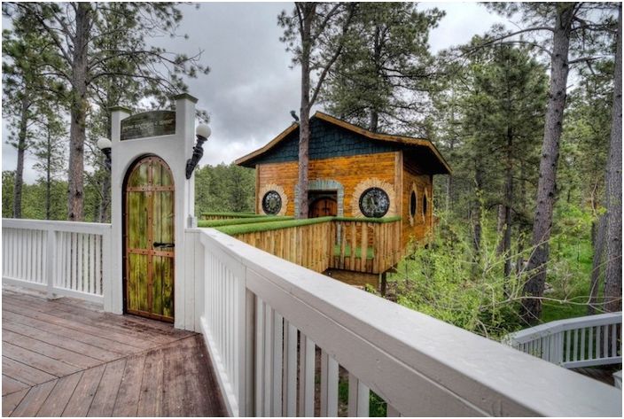 La maison du Hobbit est attenante à la villa du Château de Soleil.