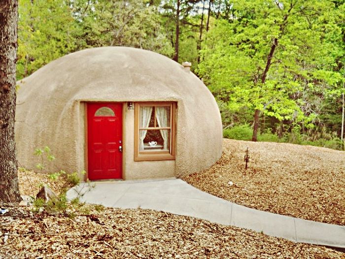 Maison des hobbits pour les amateurs d'éco-loisirs.