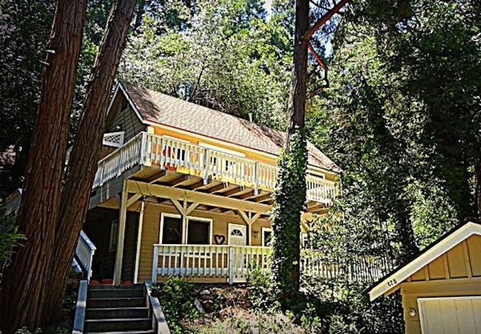 Casa em uma floresta da Califórnia.