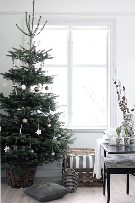 زينة شجرة عيد الميلاد الأصلية مصنوعة من الورق.