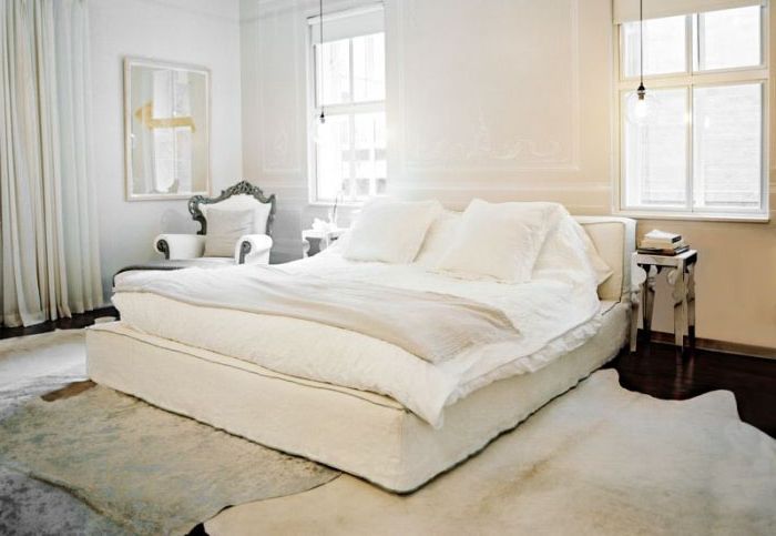 غرفة نوم باللون الأبيض