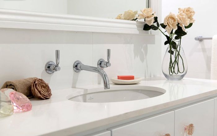 Flush-mounted washbasin