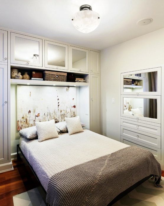 В спалнята огледалата и осветените прозрачни врати на шкафа над леглото играят ролята на прозорци
