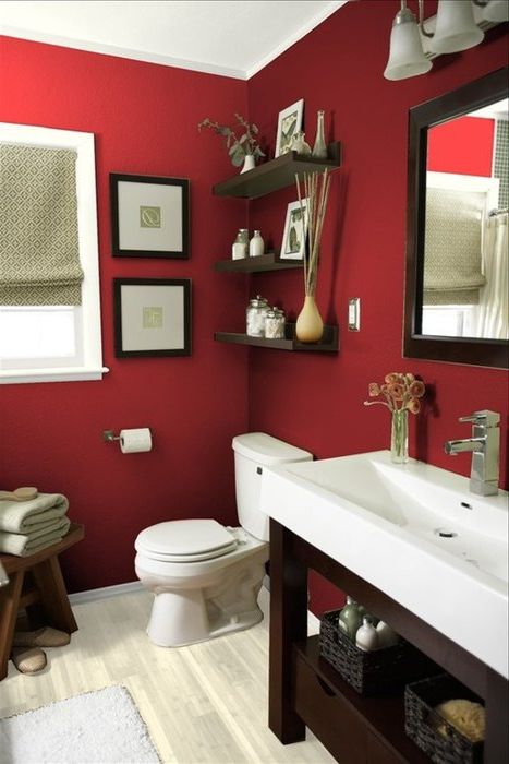 Crvena boja u unutrašnjosti kupaonice