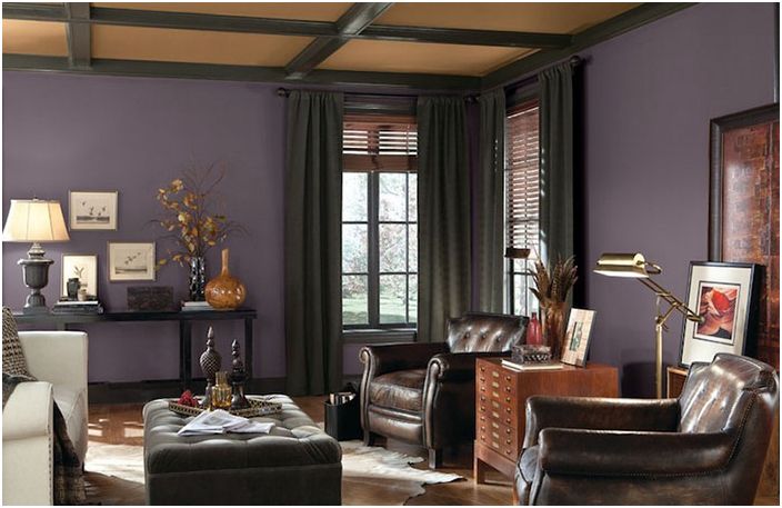 غرفة المعيشة بألوان أرجوانية