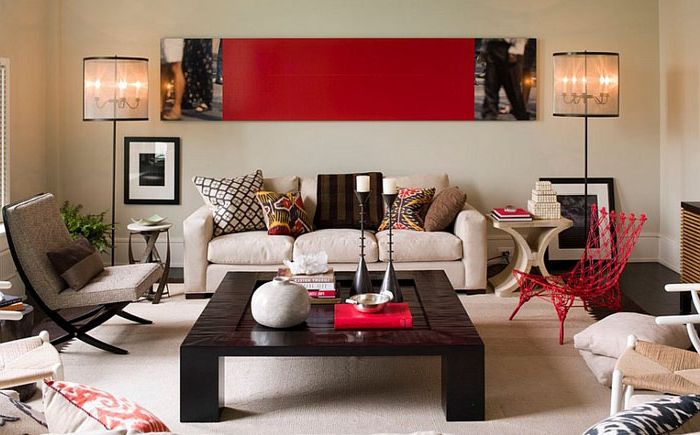 Sala de estar contemporânea com detalhes em vermelho por Thom Filicia