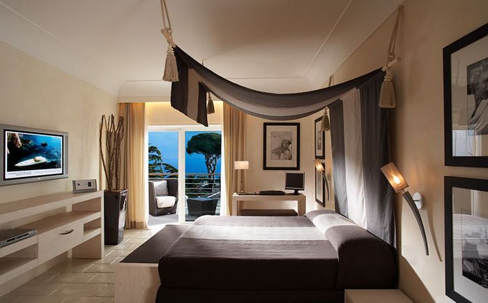 Съвременна спалня със средиземноморски докосвания