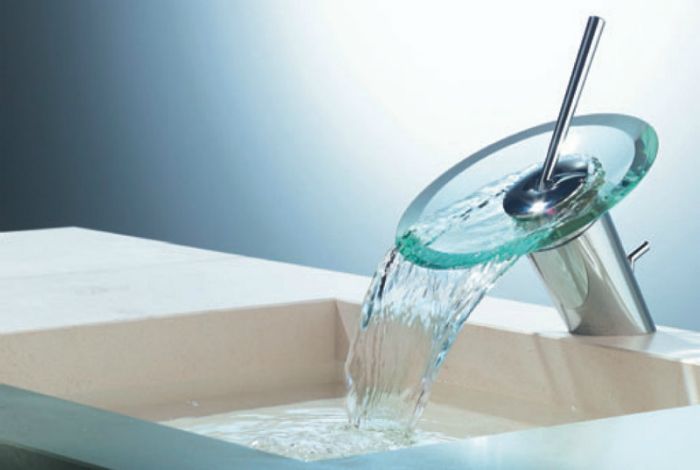 خلاط HANSA Murano ذو مقبض واحد مطلي بالكروم مع نظام إمداد مياه غير عادي.