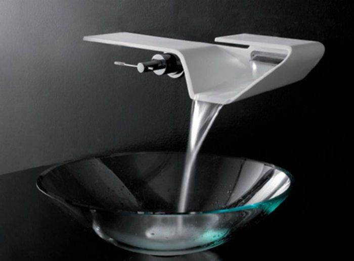 Le robinet en céramique d'origine avec un bol en verre.