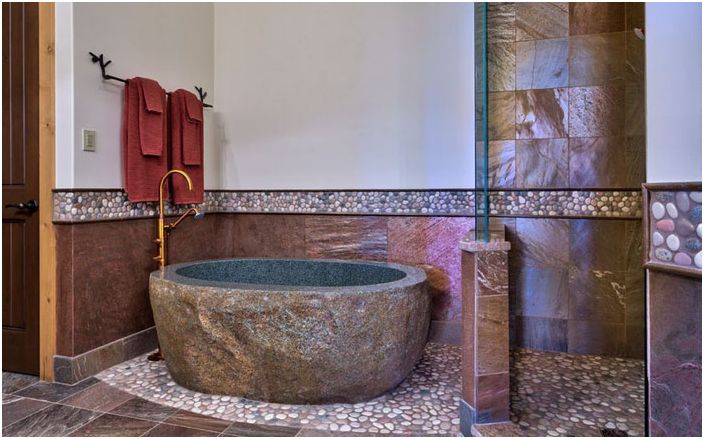 Matériaux naturels à l'intérieur: décoration originale dans la salle de bain