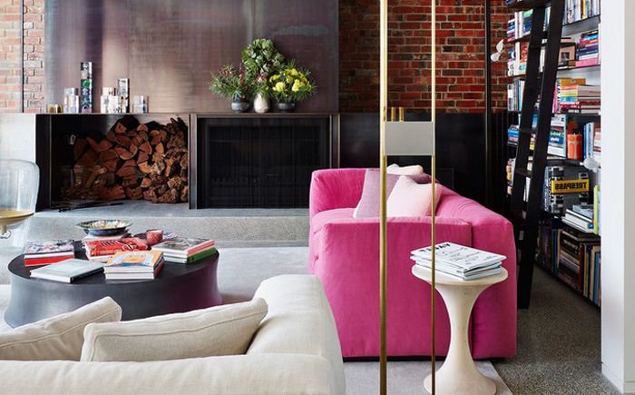 Industriell rosa soffa i vardagsrummet