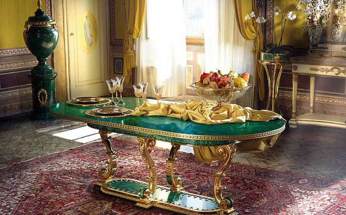 طاولة طعام الملكيت