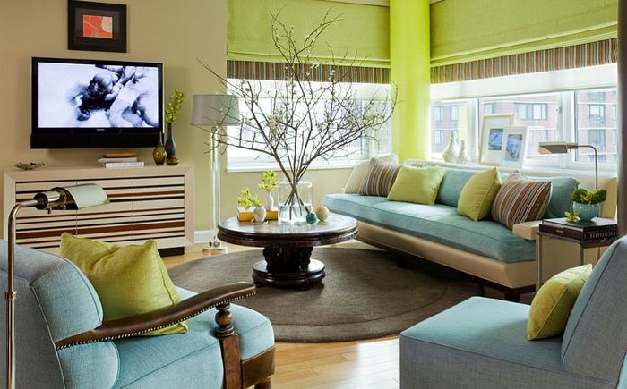 غرفة معيشة صغيرة بألوان خضراء وزرقاء