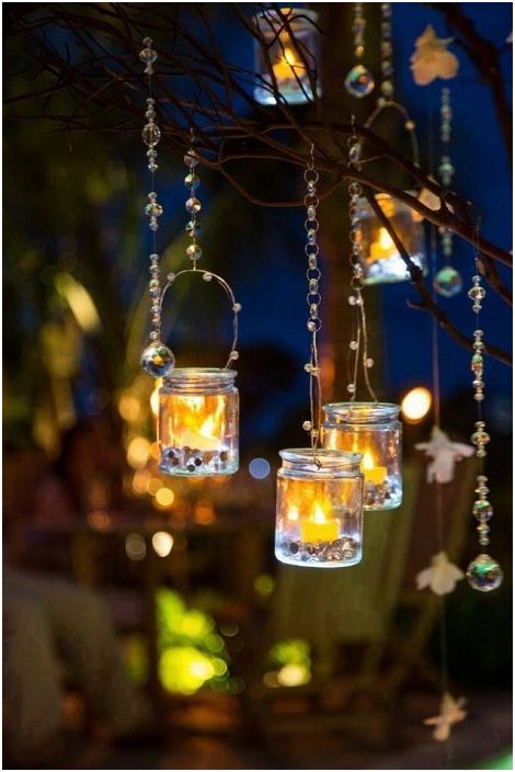 Стъклените свещници изглеждат вълшебно през нощта и създават прекрасна загадъчна атмосфера.